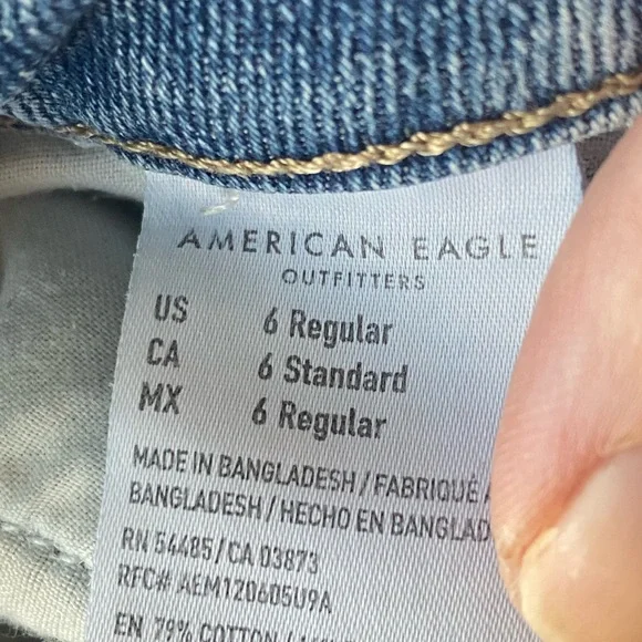 American Eagle Outfitters Light Wash Mom Jeans. Size 6. - Picture 8 of 9